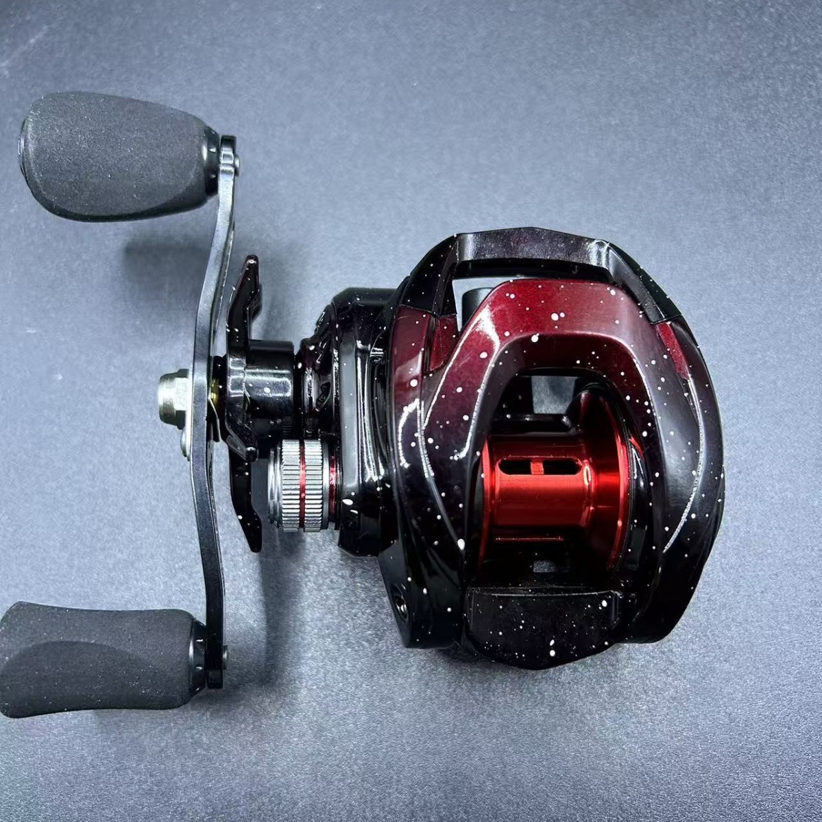 Ice Fishing Line - รอกตกปลาแบบเบทคาสติ้ง ป้องกันการสะท้อนกลับ น้ำหนักเบาพิเศษ ตีเหยื่อได้ไกล พร้อมระบบเตือน เหมาะสำหรับตกปลาด้วยเหยื่อปลอมในน้ำจืดและน้ำเค็ม